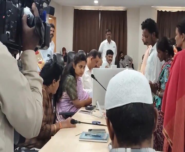 VIDEO: నిర్ణీత గడువులోగా సమస్యలు పరిష్కరించాలి: కలెక్టర్