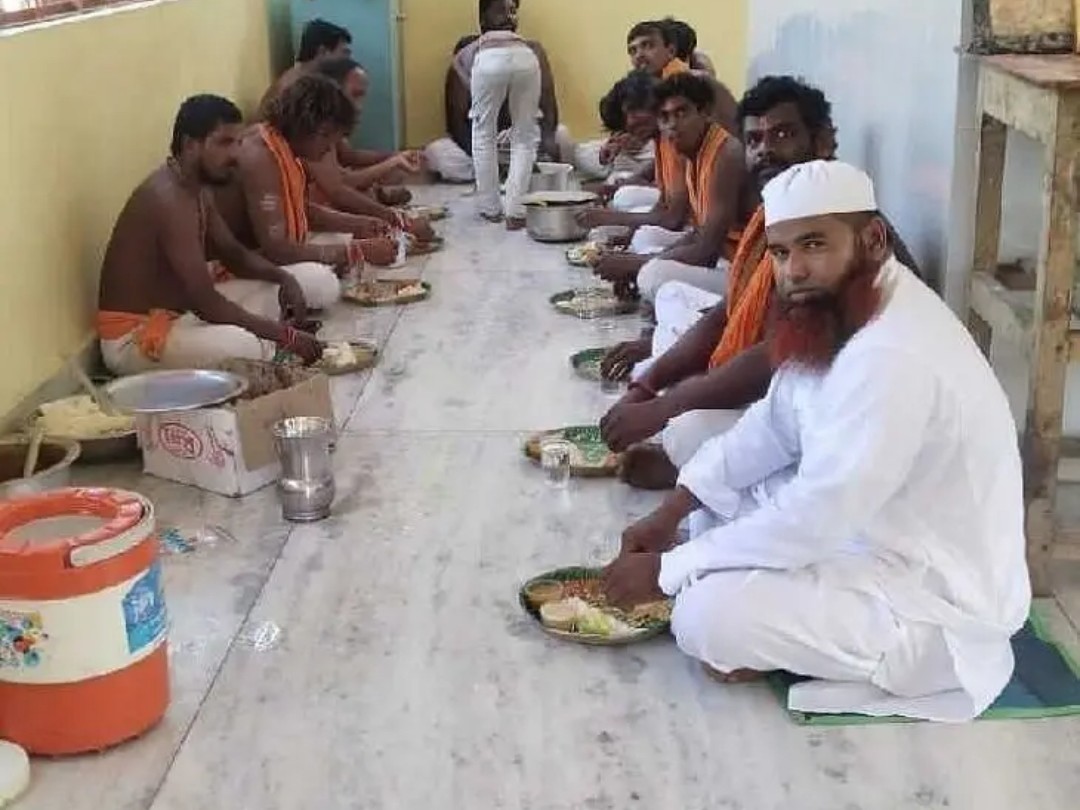 హనుమాన్ స్వాములకు ముస్లిం సోదరుడి బిక్ష