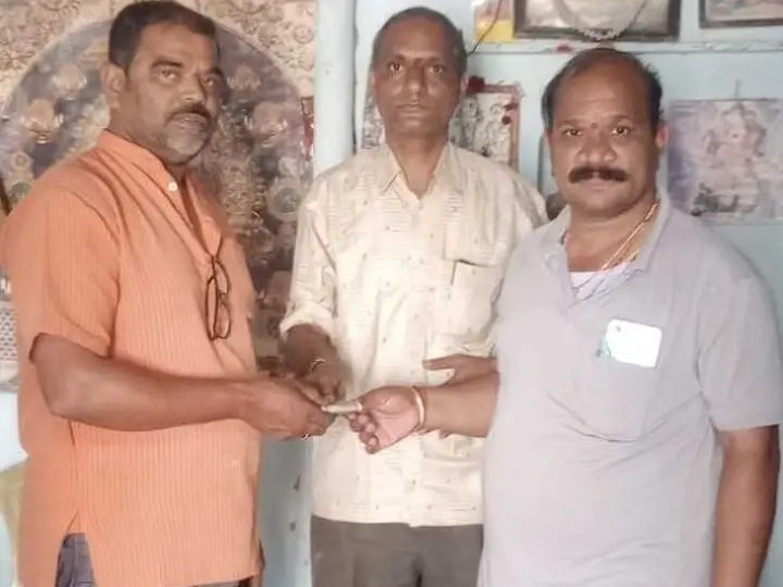 మృతుని కుటుంబానికి కౌన్సిలర్ ఆర్థిక సహాయం