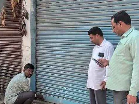 పన్ను కట్టని దుకాణాల సీజ్..!