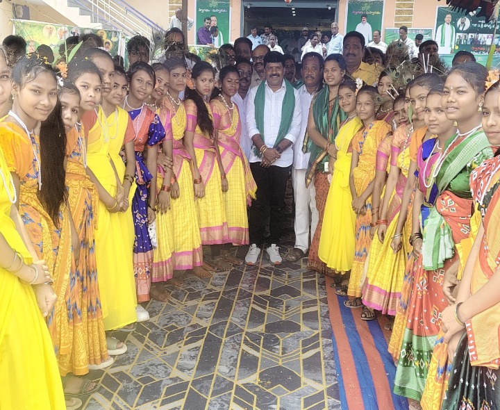 ఆదివాసీల సమస్యలను అడిగి తెలుసుకున్న ఎమ్మెల్యే