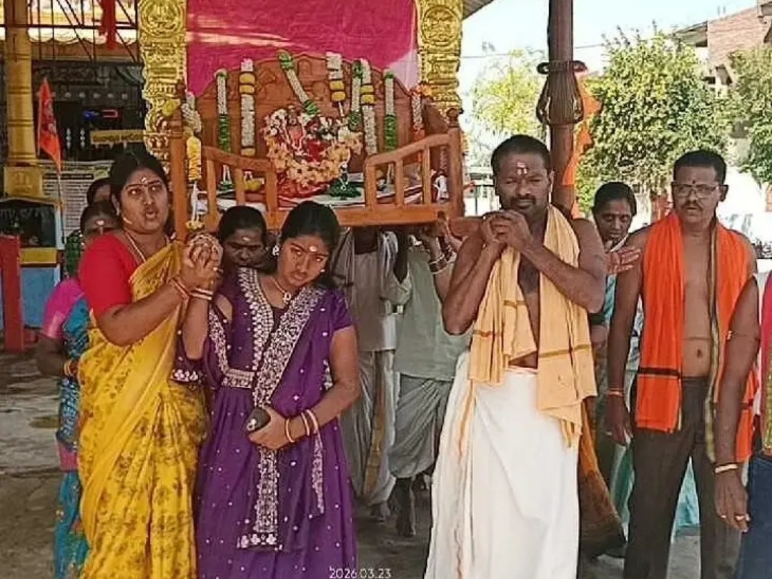 ఆలయంలో వైభవంగా పల్లకి సేవ