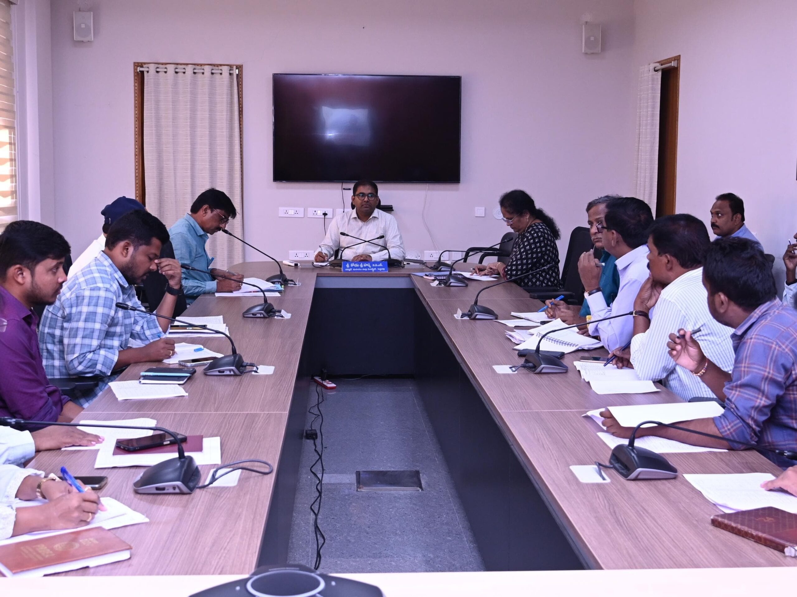 ఈనెల 28 లోపు నరేగా పనులు పూర్తి చేయాలి: కలెక్టర్