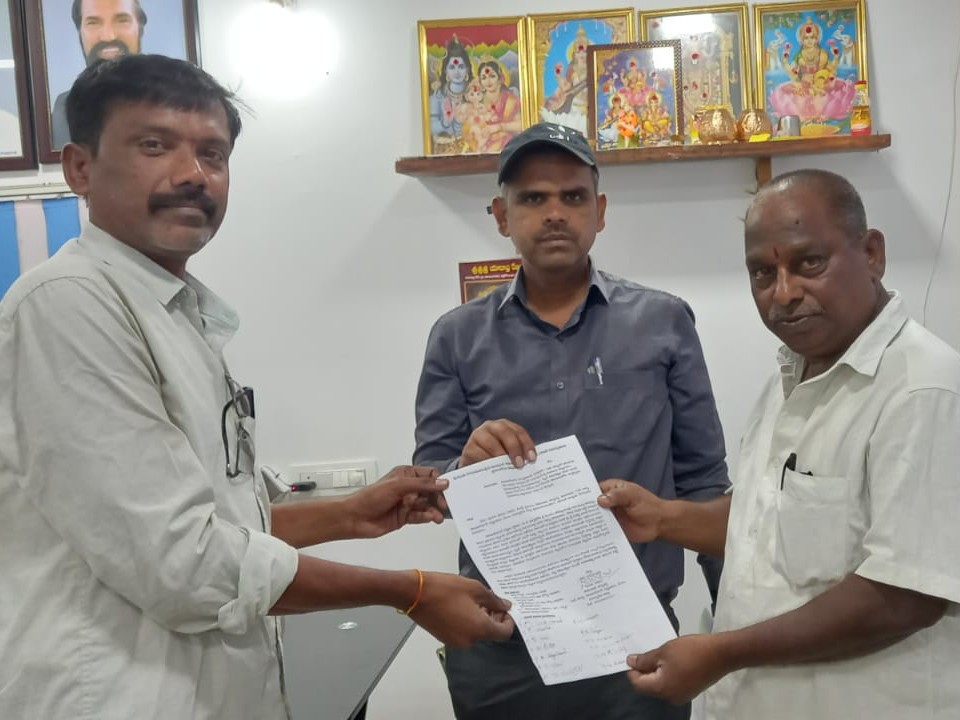 మున్సిపల్ కమిషనర్‌కు వినతి