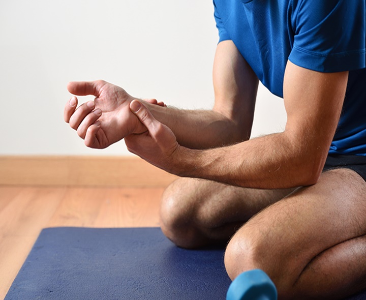 మణికట్టు నొప్పి తగ్గించే చిట్కాలు