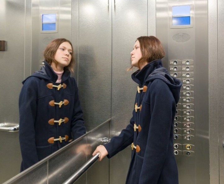 లిఫ్టులో అద్దం ఎందుకు ఉంటుందో తెలుసా?