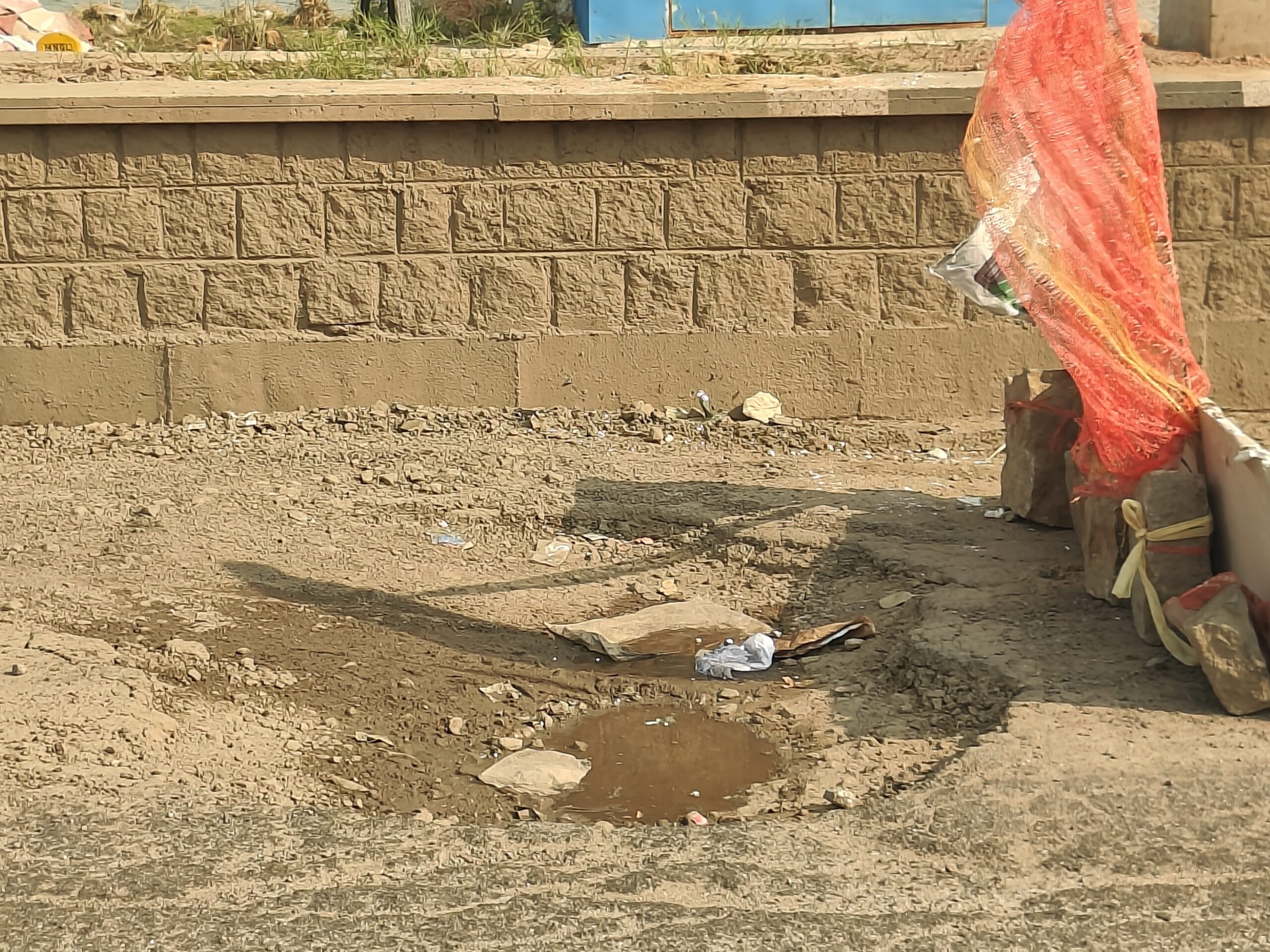 ​గుంతలమయంగా మారిన ప్రధాన రహదారి