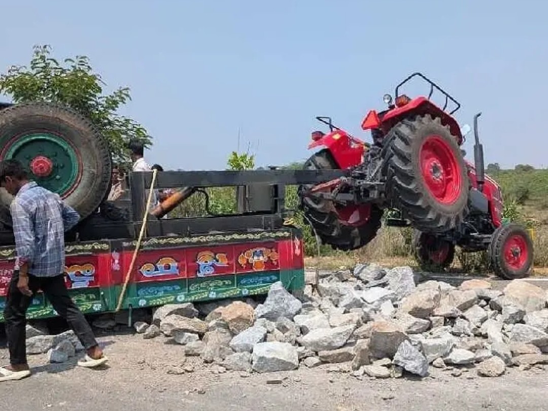 గ్రానైట్ లోడుతో ట్రాక్టర్ బోల్తా
