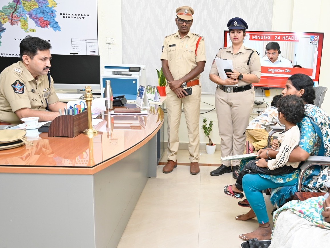 వినతులను స్వీకరించిన ఎస్పీ