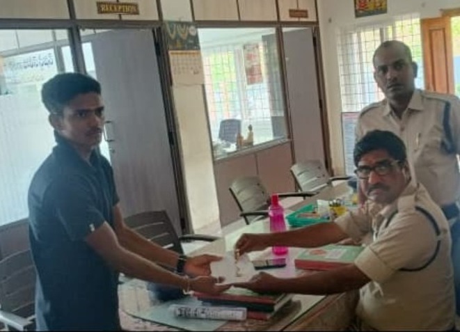 నిజాయితీ చాటుకున్న యువకుడిపై ప్రశంసలు