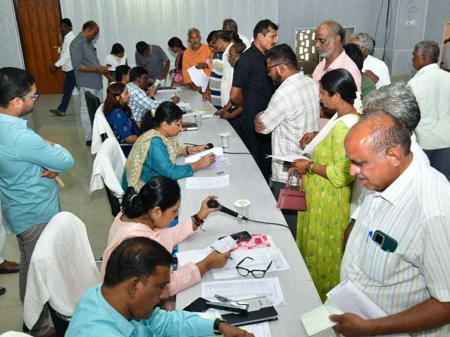 ‘ప్రజావాణి దరఖాస్తుల పరిష్కారానికి ప్రాధాన్యత ఇవ్వాలి’