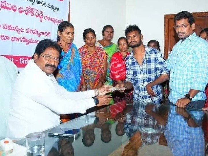 కిడ్నీ వ్యాధి బాధితురాలకు ఎమ్మెల్యే సహాయం