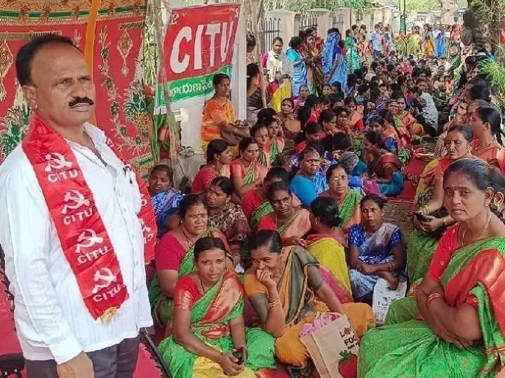 ‘ఉద్యోగులకు కనీస వేతనం ఇవ్వాలి’