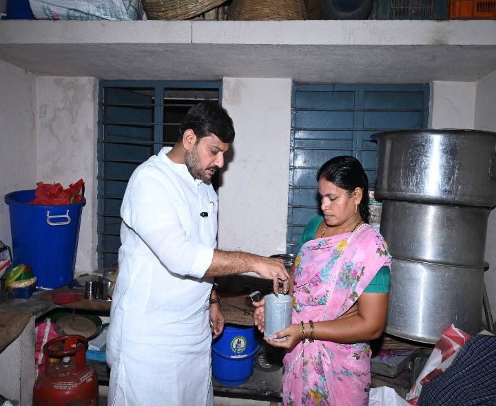 136 మంది విద్యార్థులు.. 30 మందికే భోజనం