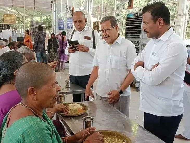 నిత్య అన్నదాన సత్రాన్ని పరిశీలించిన JEO