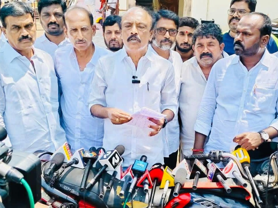 ‘దెబ్బతిన్న పంటలకు నష్టపరిహారం చెల్లించాలి’