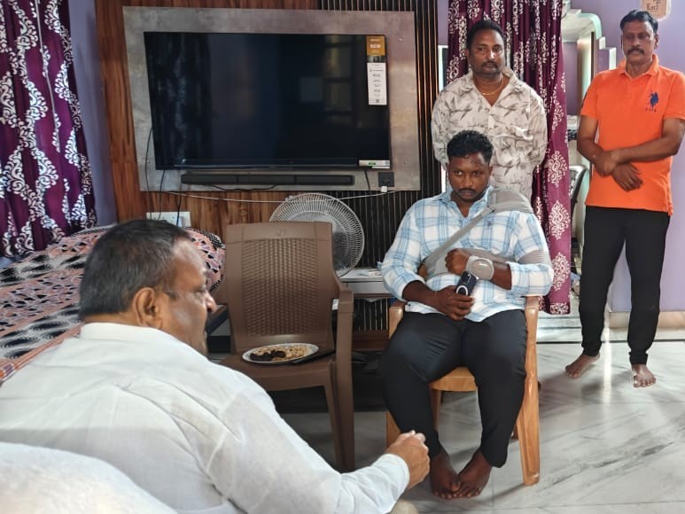 భాదితుడిని పరామర్శించిన కోలగట్ల