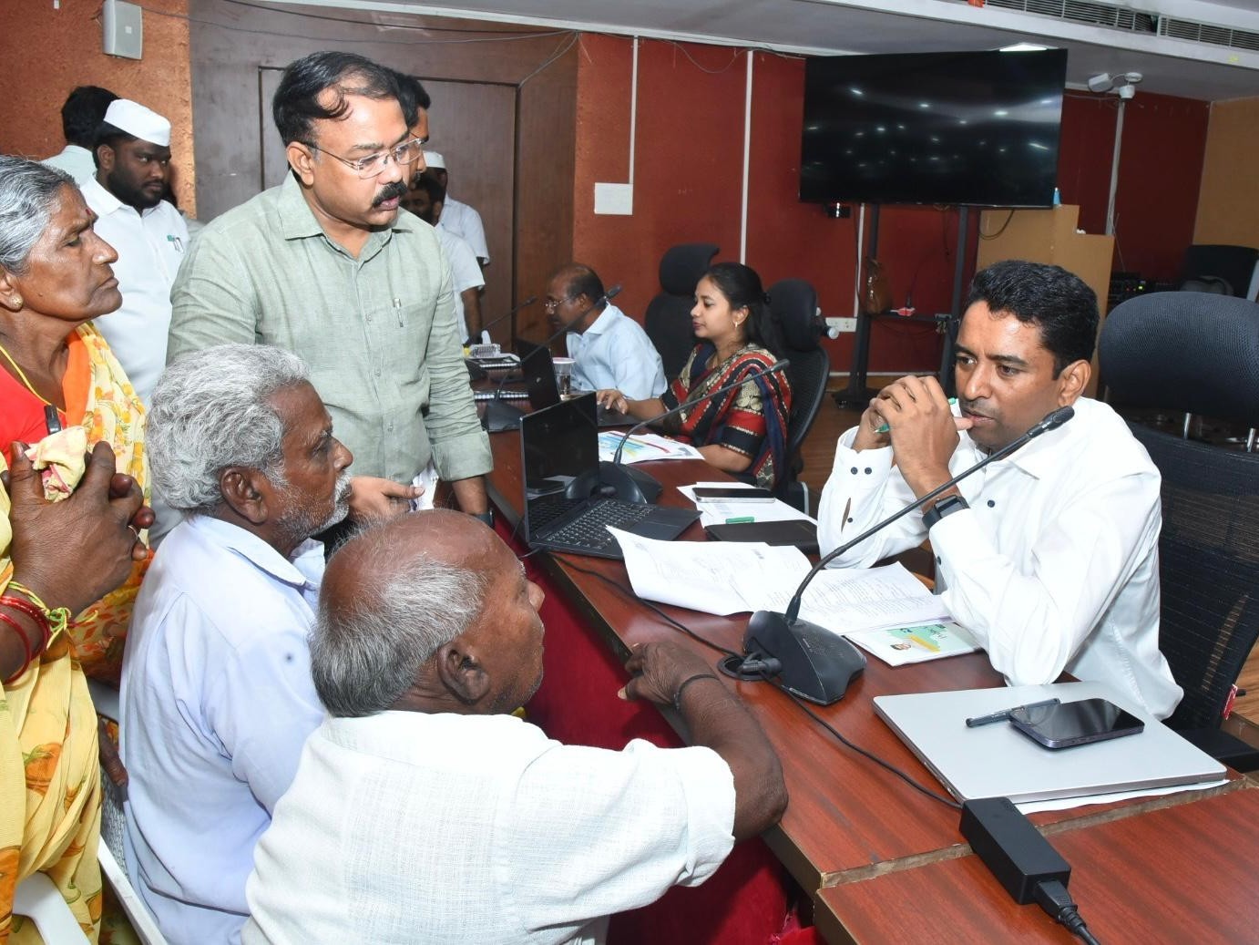 ప్ర‌తి అర్జీకీ నాణ్య‌మైన ప‌రిష్కారం చూపాలి: కలెక్టర్