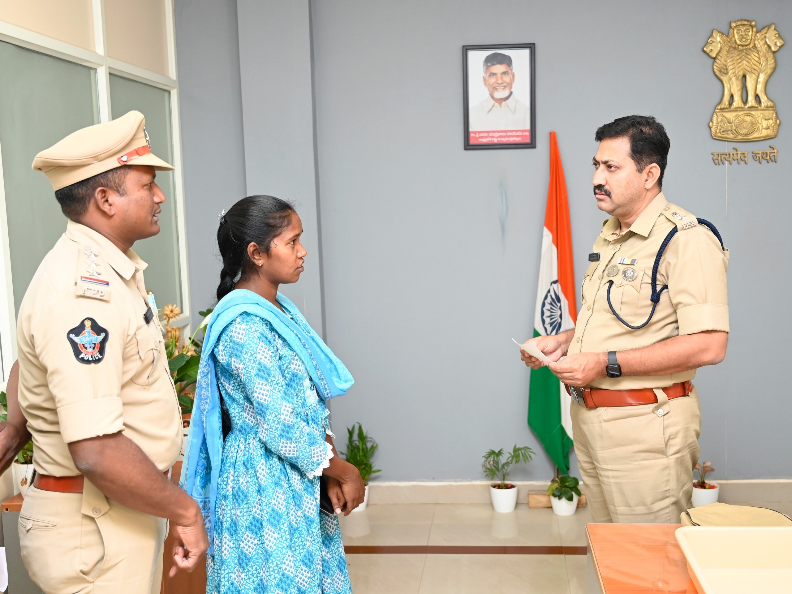 కానిస్టేబుల్ కుటుంబానికి అండగా పోలీస్ సిబ్బంది