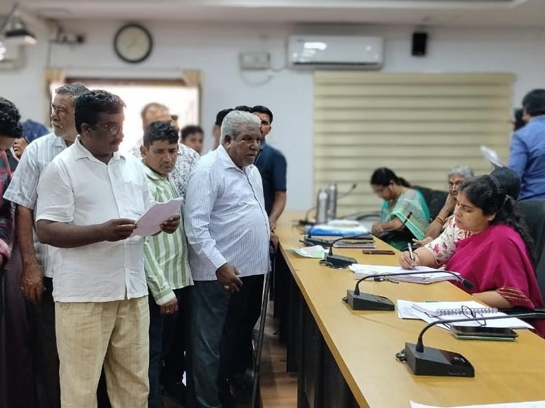 భూమి వివాదంపై కలెక్టర్‌కు వృద్ధుడి వినతి