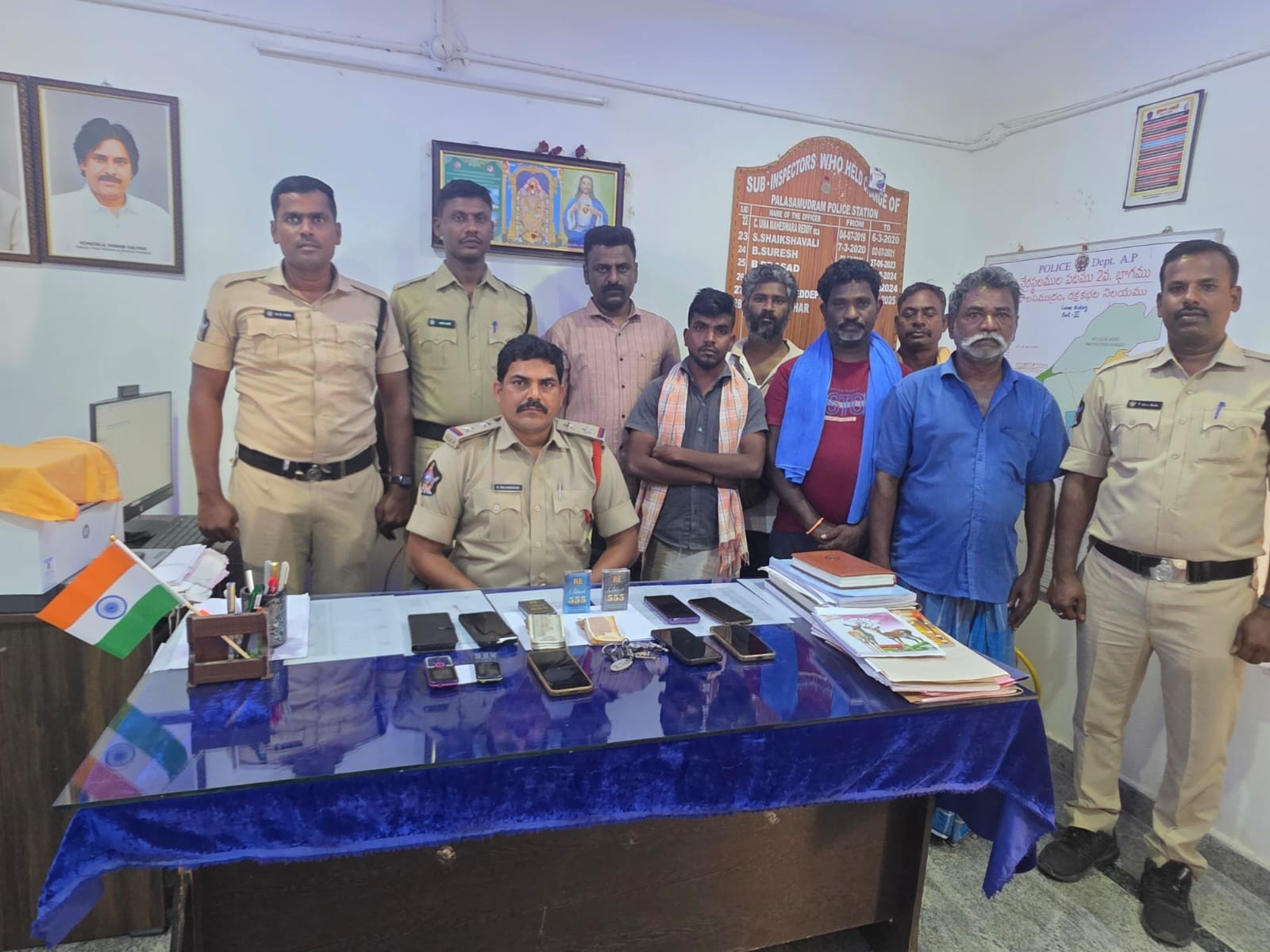 పోలీస్ దాడులు.. ఆరుగురు జూదరులు అరెస్ట్