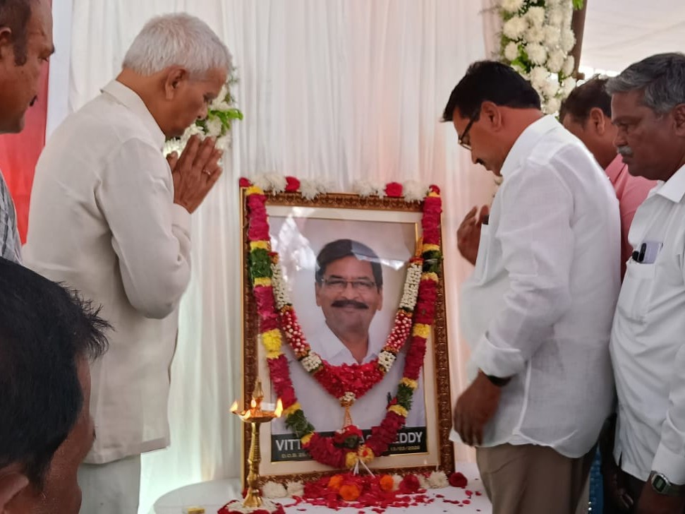 మాజీ సర్పంచ్ మృతికి మాజీ మంత్రి నివాళి