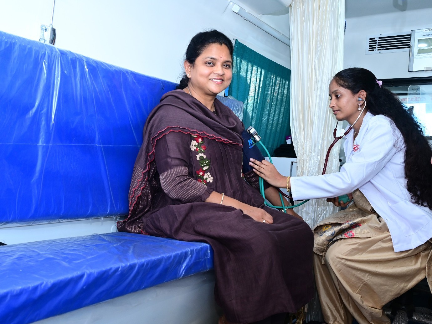 మొబైల్ మెడికల్ యూనిట్‌ను ప్రారంభించిన కలెక్టర్