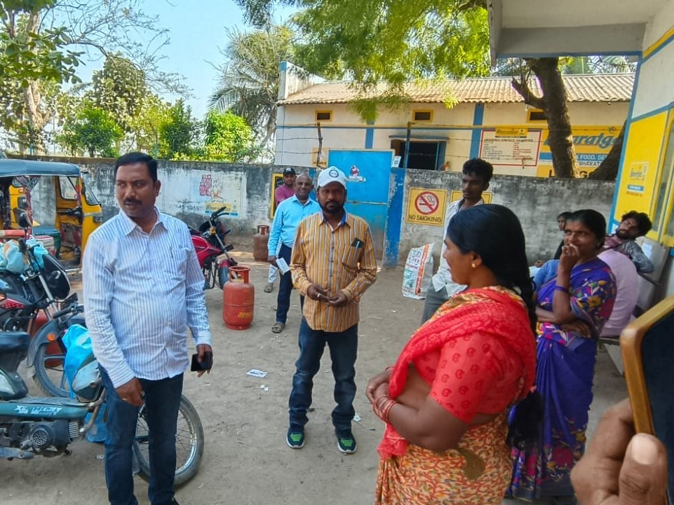 గ్యాస్ గోదామును పరిశీలించిన తహసీల్దార్