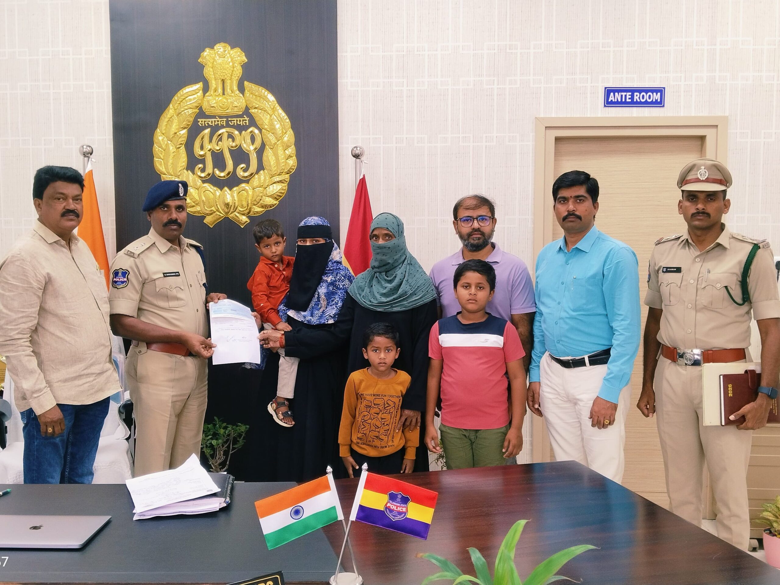 ‘పోలీస్ చేయూత’ చెక్కును అందజేసిన ఎస్పీ