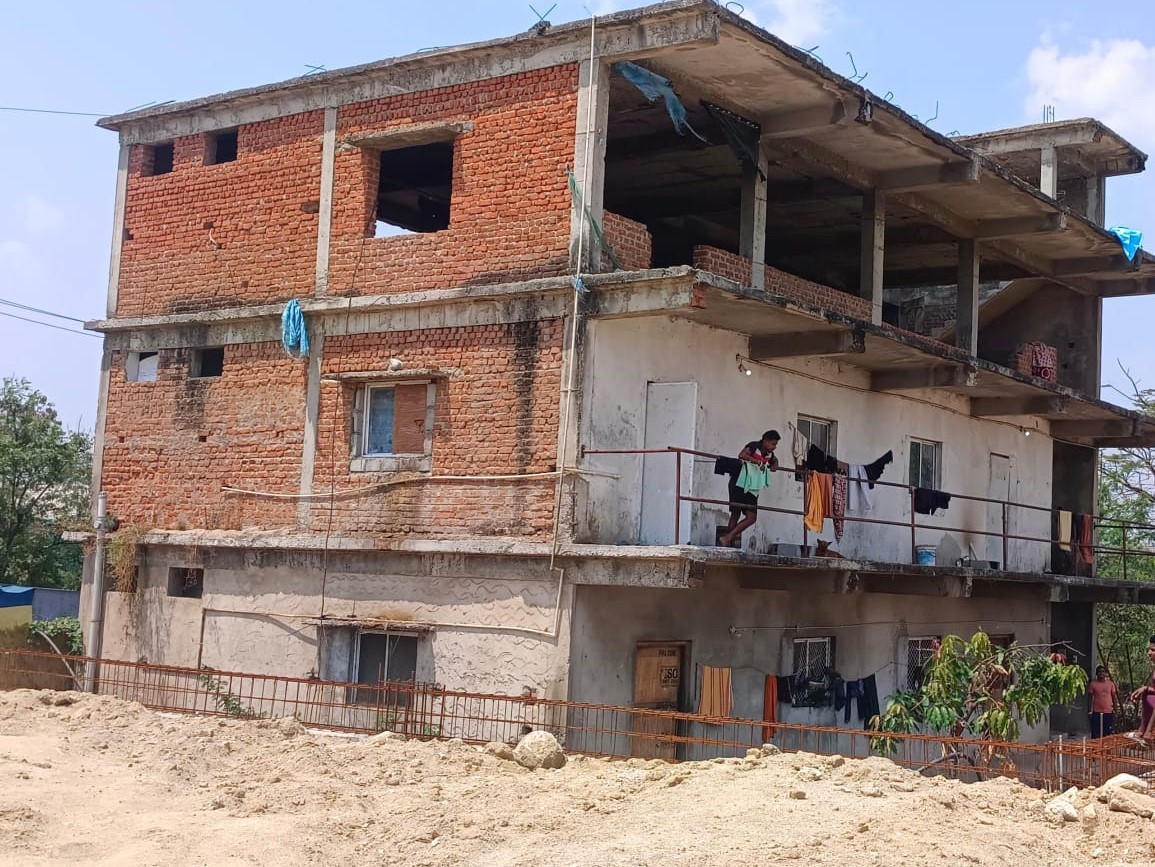 భవనం పైనుంచి పడి ఒడిశా కార్మికుడు మృతి