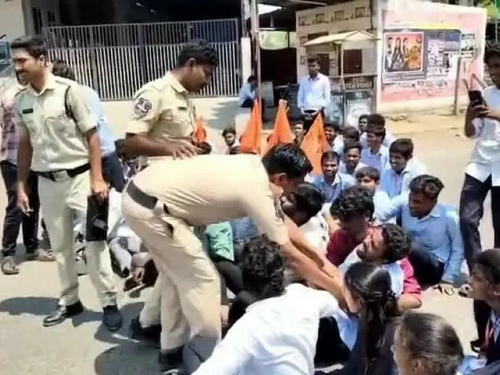 ఫీజు బకాయిలు విడుదల చేయాలని రాస్తారోకో