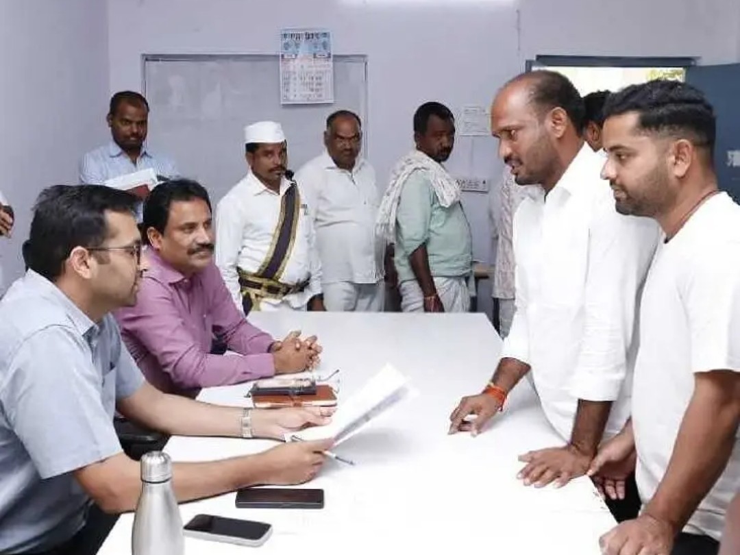 ఫిర్యాదులను వెంటనే పరిష్కరించండి: కలెక్టర్