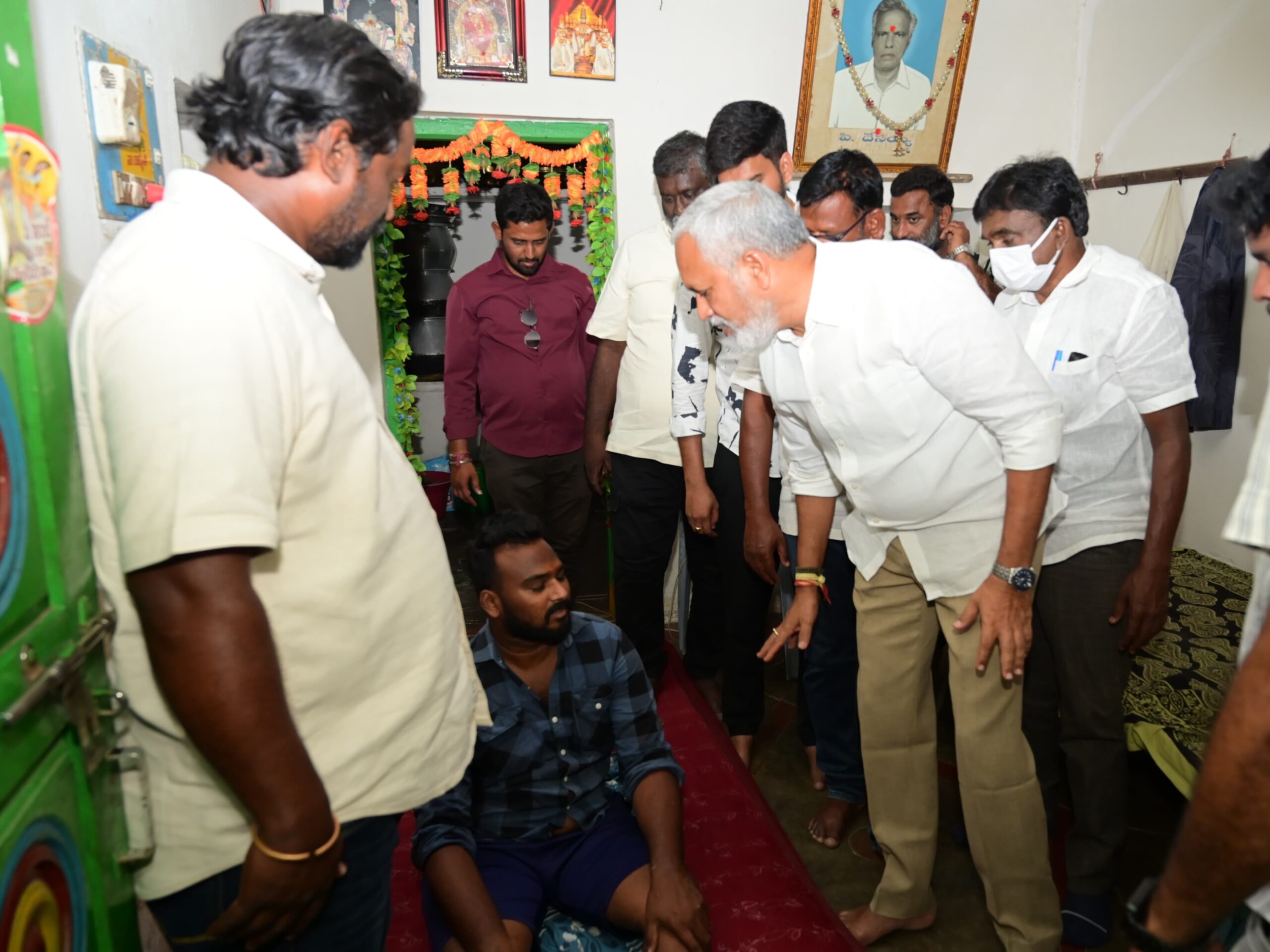 టీడీపీ నేతలను పరామర్శించిన ఎమ్మెల్యే