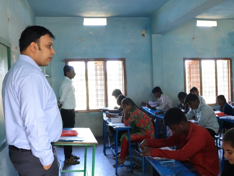 పరీక్ష సరళిని పరిశీలించిన కలెక్టర్