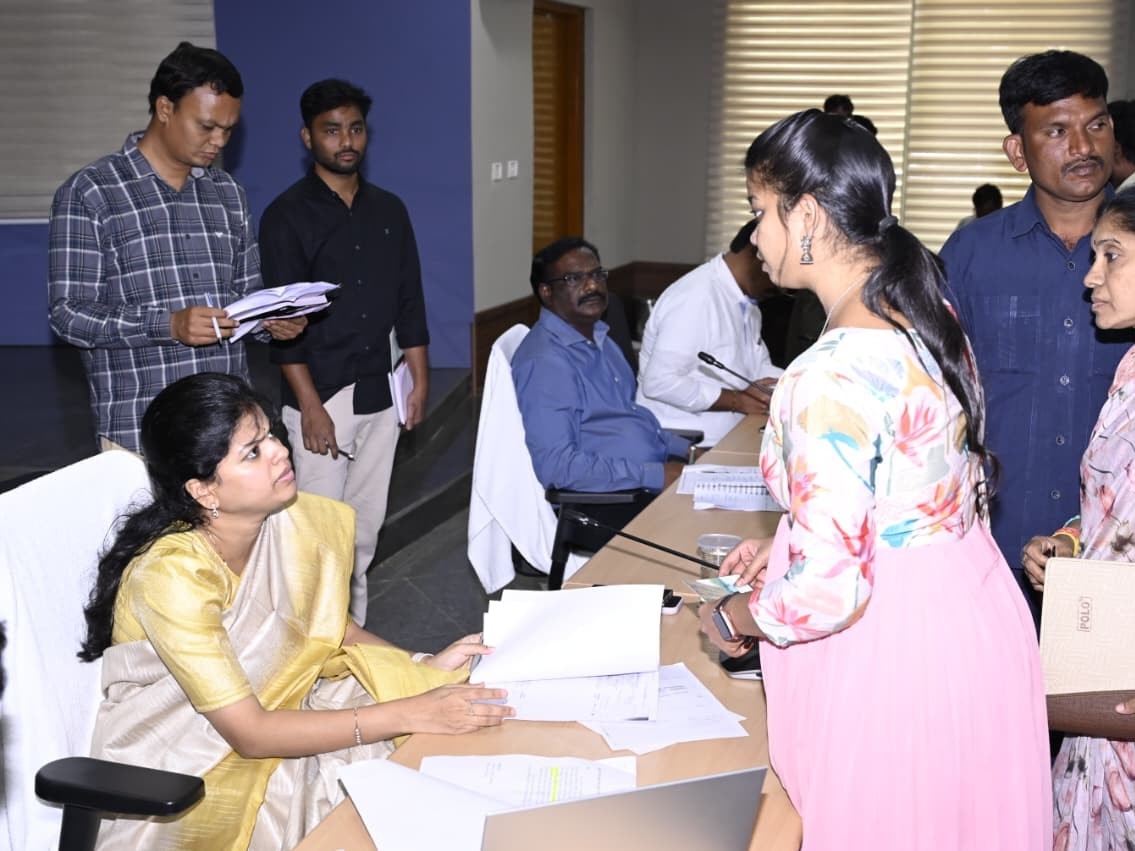 ‘ప్రజావాణి దరఖాస్తులు సత్వరమే పరిష్కరించాలి’