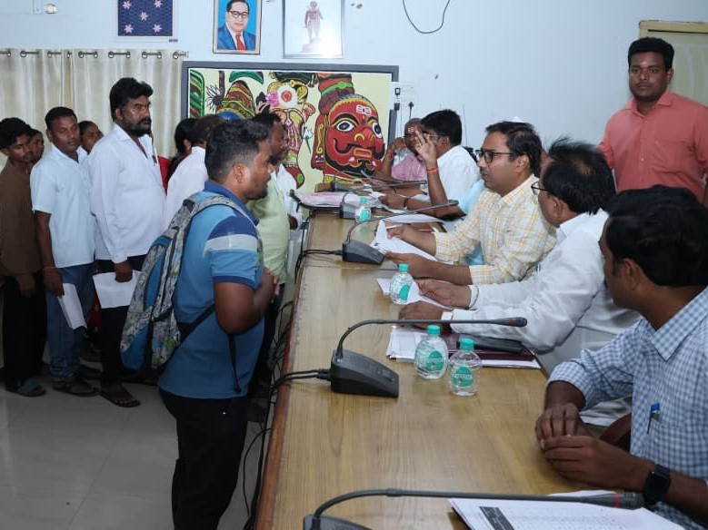 గిరివాణికి ఫిర్యాదుల వెల్లువ