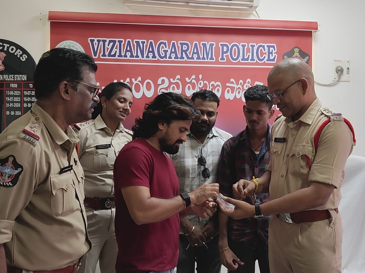 పోయిన బ్రాస్లెట్ బాధితుడికి అప్పగింత