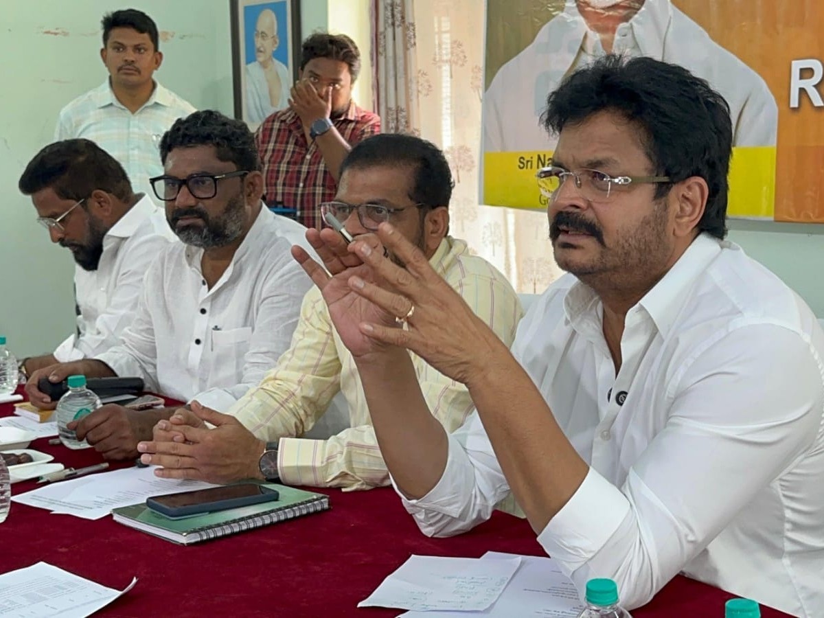 ప్రభుత్వ అధికారులతో ఎమ్మెల్యే సమీక్ష