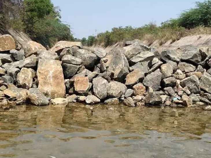 కాలువలో సాగునీరుకి ‘అడ్డంకి’