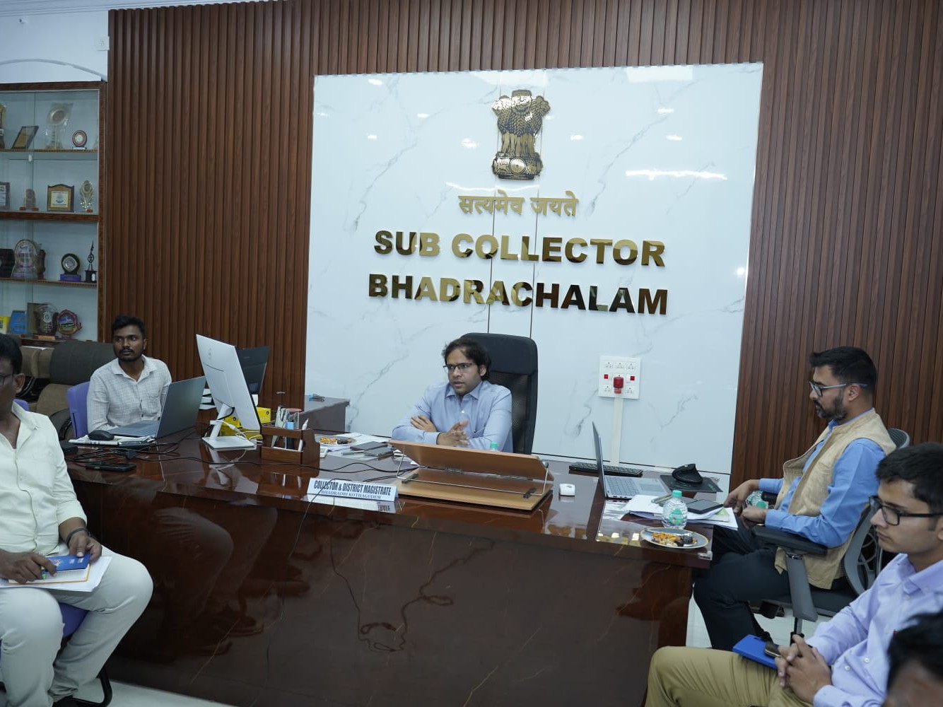 వీడియో కాన్ఫరెన్స్‌లో పాల్గొన్న కలెక్టర్ సబ్ కలెక్టర్