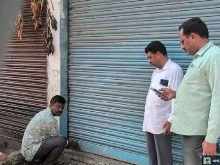 పన్ను కట్టని దుకాణాల సీజ్