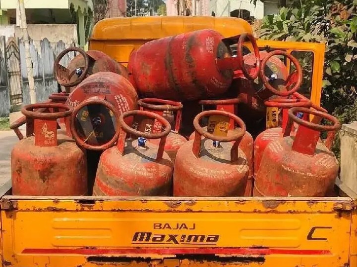 గ్యాస్ కష్టాలు.. సిలిండర్ రూ.1, 800!