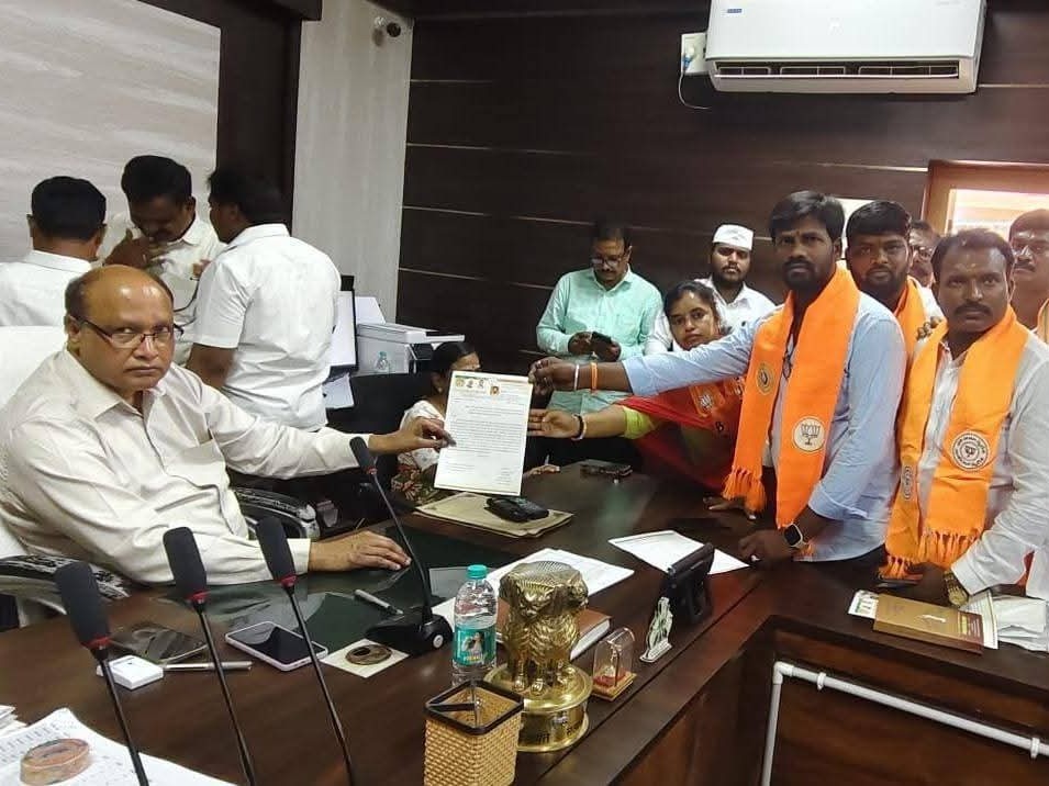 ‘మరుగుదొడ్ల నిర్మాణంలో అధికారులు నిర్లక్ష్యం’