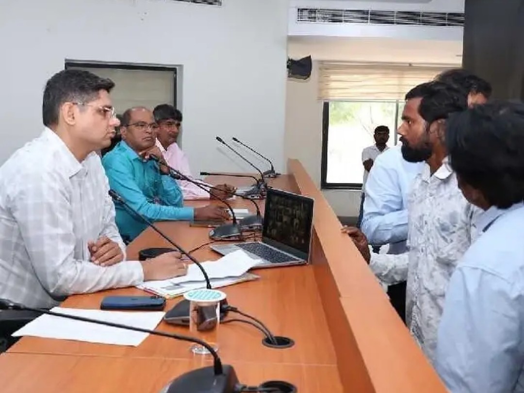 ప్రజావాణికి 96 దరఖాస్తులు: కలెక్టర్