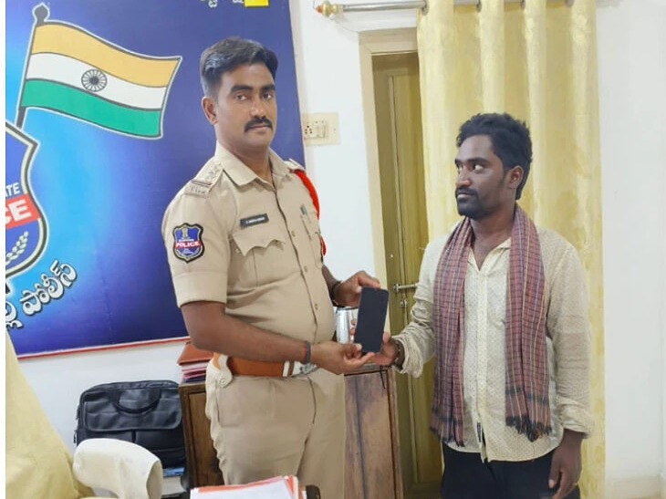 బాధితులకు రికవరీ చేసిన సెల్ ఫోన్ల అందజేత