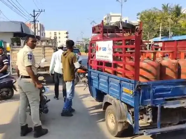అక్రమంగా తరలిస్తున్న గ్యాస్ సిలిండర్ల పట్టివేత