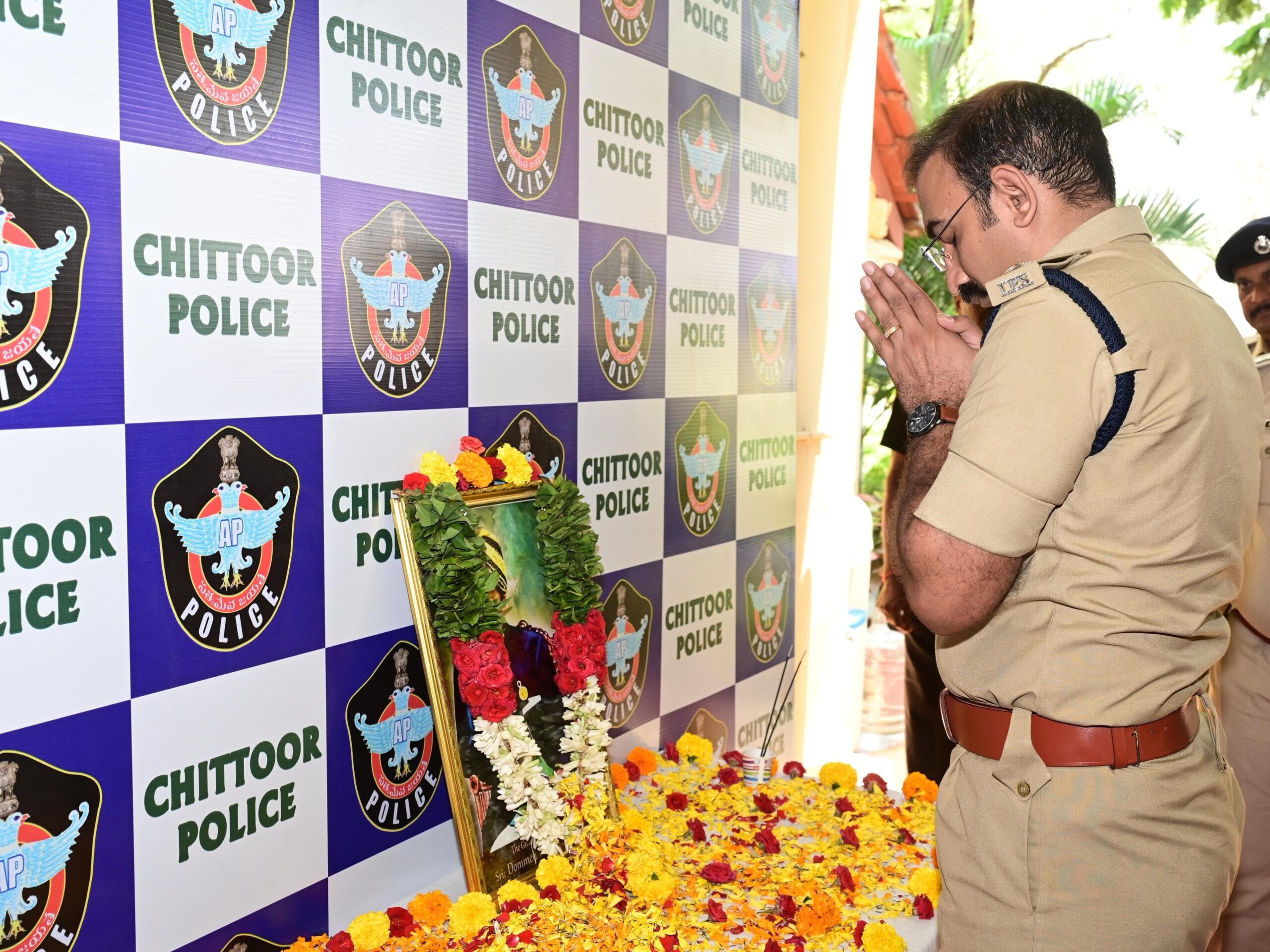 నివాళులు అర్పించిన ఎస్పీ