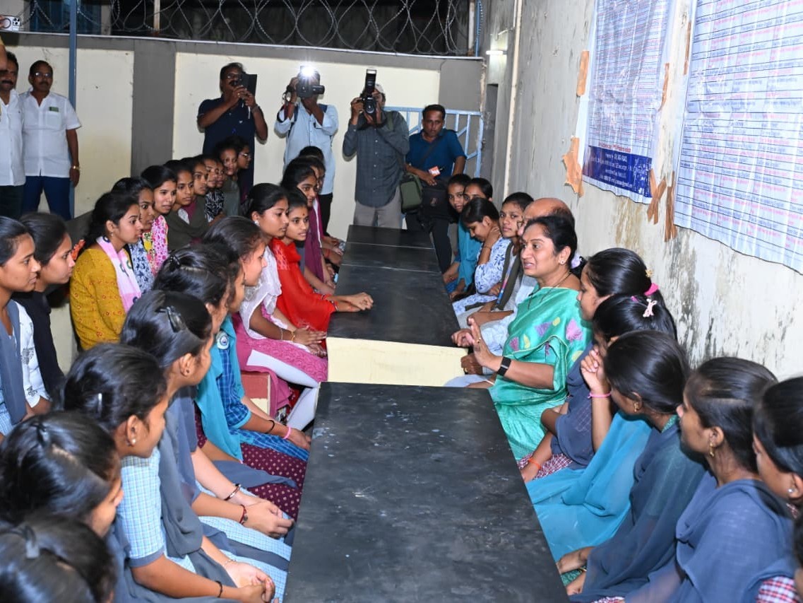 బీసీ కళాశాలను సందర్శించిన మంత్రి