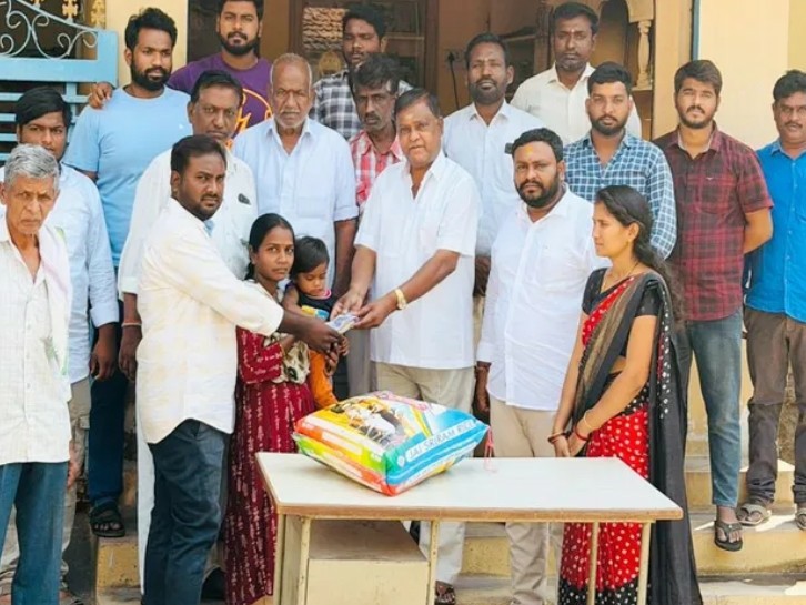 చిన్నారికి కుటుంబానికి ఆర్థిక సహాయం