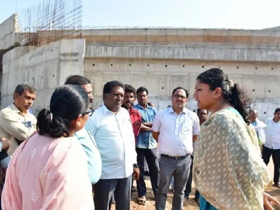 ఫోర్ లైన్ రోడ్డు నిర్మాణ పనులను పరిశీలించిన కలెక్టర్